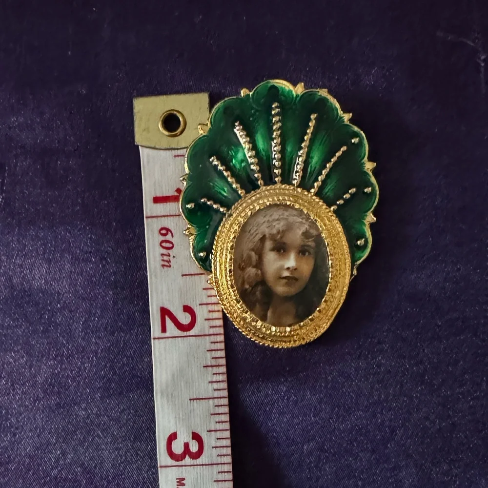 LMC‎ Vintage Photo Brooch